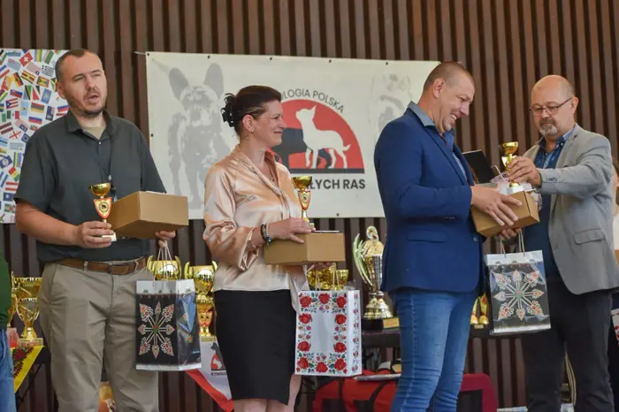 Ceremonia de premiere: oficialii evenimentului primesc distincțiile și darurile organizatorilor